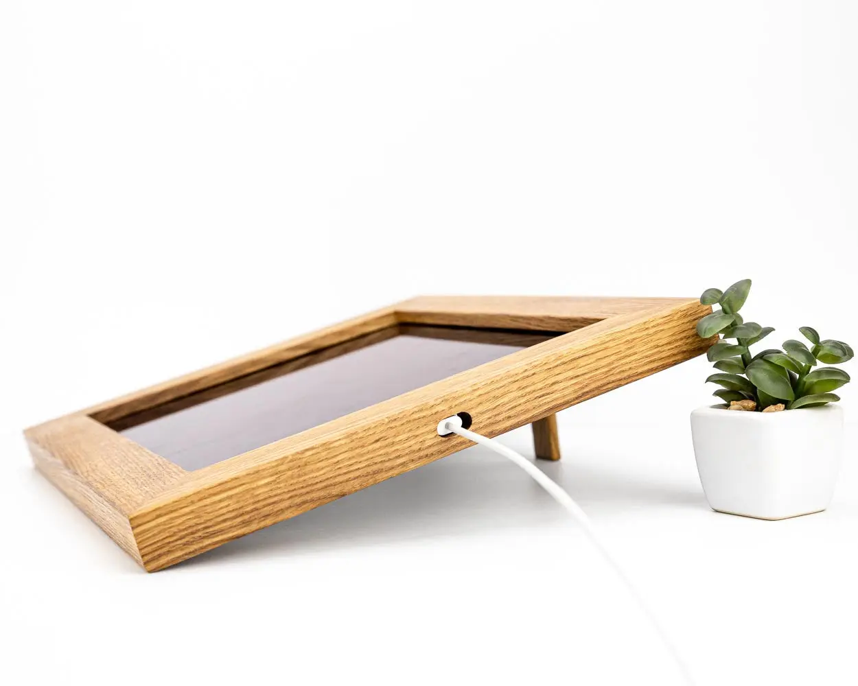 Cadre pour iPad permettant de recharger l'iPad tout en l'utilisant. Cadre pour iPad, support mural en chêne massif pour tablette, support en bois pour tablette, agenda pour iPad, cadre d'affichage pour tablette.