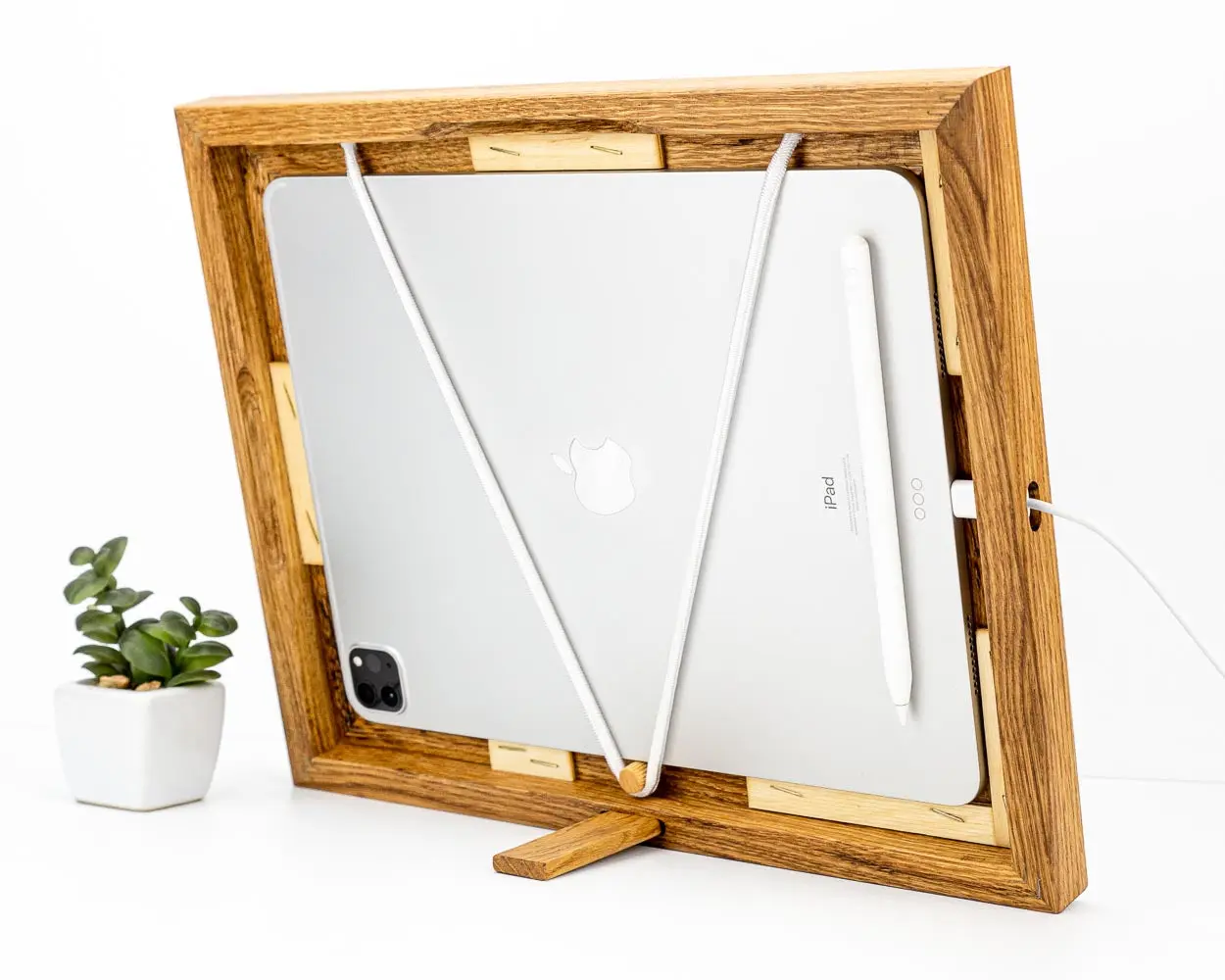 Accessoire pour iPad. Cadre pour iPad, cadre de fixation pour tablette en chêne massif, support mural pour iPad, support en bois pour tablette, agenda pour iPad, cadre d'affichage pour tablette.
